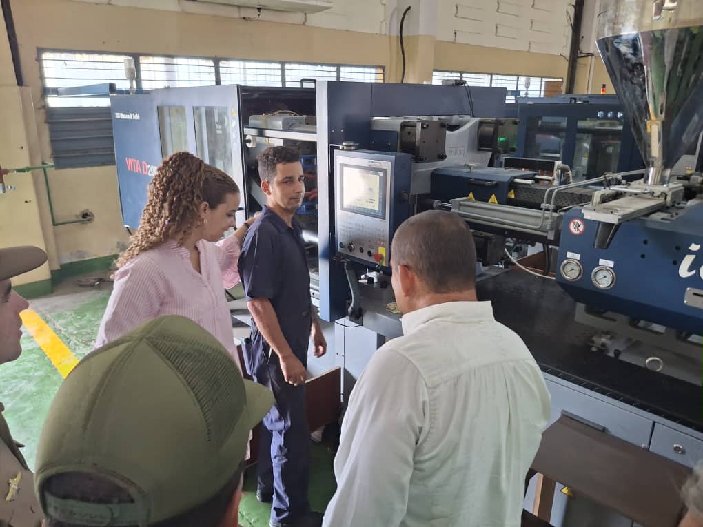 MeyvisEstevezE's tweet photo. Compartimos una jornada de trabajo con el colectivo de la Empresa Militar Industrial Emilio Bárcenas Pier, entidad que cumple importantes misiones productivas tanto para la defensa como para el desarrollo de la economía del país. https://t.co/uHnlD9vXcn