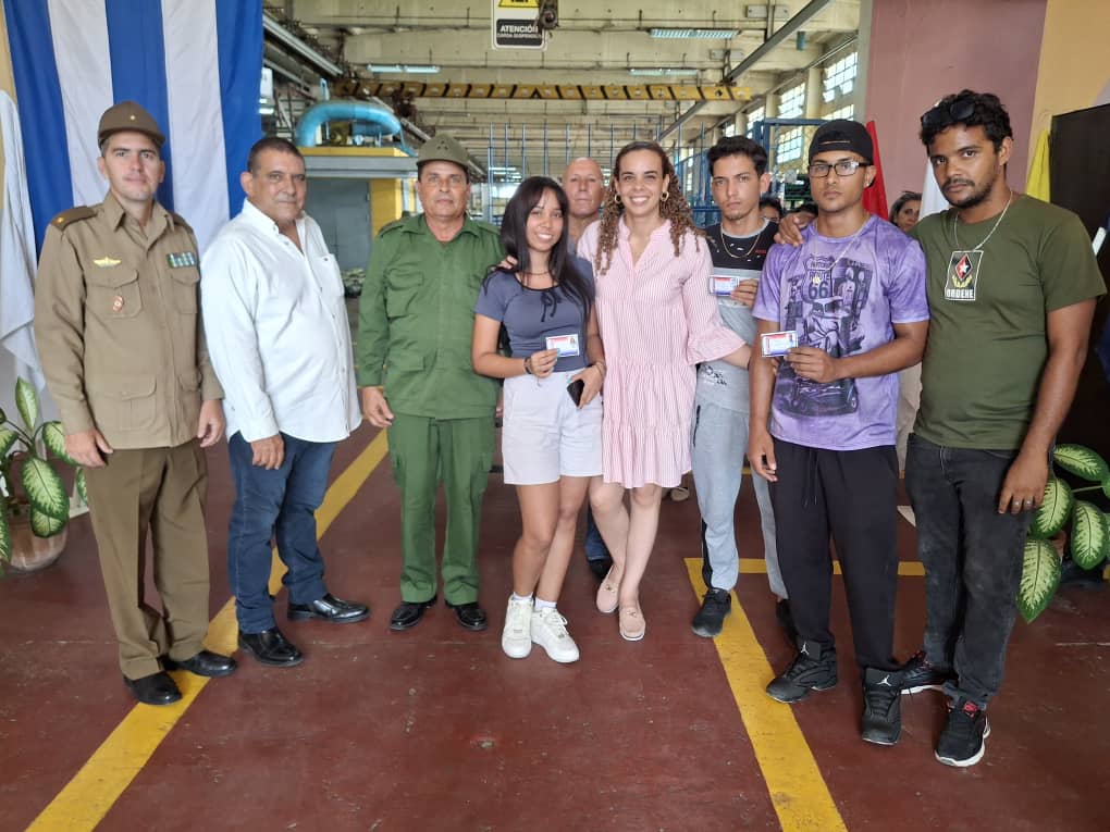 MeyvisEstevezE's tweet photo. Compartimos una jornada de trabajo con el colectivo de la Empresa Militar Industrial Emilio Bárcenas Pier, entidad que cumple importantes misiones productivas tanto para la defensa como para el desarrollo de la economía del país. https://t.co/uHnlD9vXcn