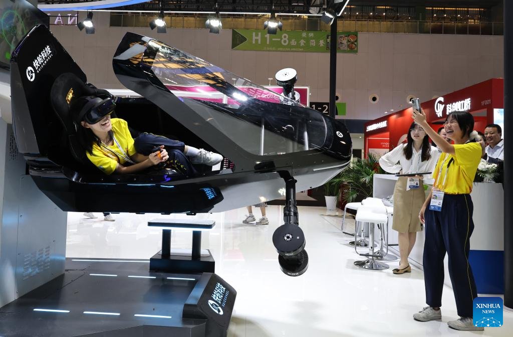 CE_ChinaEconomy's tweet photo. The 12th China (Shanghai) International Technology Fair (#CSITF) concluded on June 13, setting multiple new records, including more than 1,000 exhibitors participating for the first time and intended deals exceeding 600 for the first time. The event attracted over 54,000 visitors.