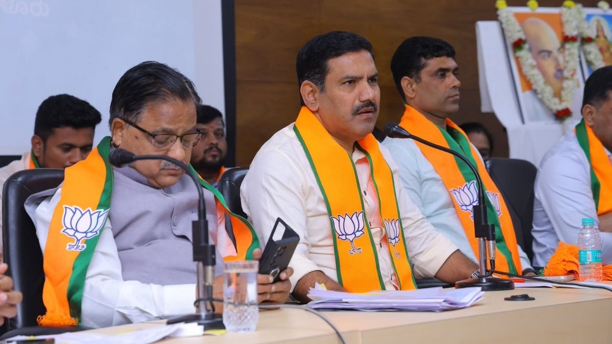 AsianetNewsSN's tweet photo. ವಿಧಾನಸಭಾ ಚುನಾವಣೆಯಲ್ಲಿ ಮಂಗಳೂರು, ಪುತ್ತೂರು ಗೆಲ್ಲಲು ಬಿಜೆಪಿಯಿಂದ ರಹಸ್ಯ ಟಾಸ್ಕ್!
https://t.co/M5Vkszhv5J
#Mangaluru #Puttur #Ullal #BJP #AssemblyElections https://t.co/dfVXZtlcN6