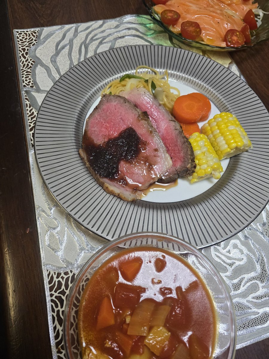 aihappy3's tweet photo. 昨日のお夕飯はローストビーフに
上手く焼けてお味もよかったんだけど
ソースがちと甘かった
かけ方も悪くてビジュアルが。。。
って
家族はうみゃいうみゃいと食べておりました
あんがと https://t.co/wiYy0hZ7TL