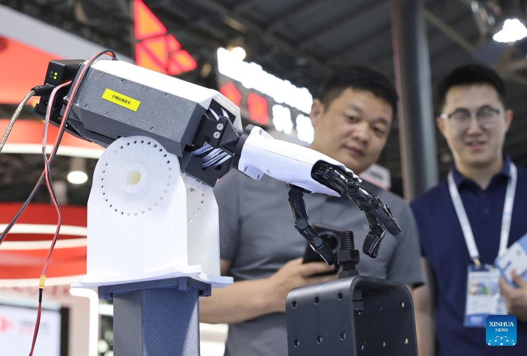 CE_ChinaEconomy's tweet photo. The 12th China (Shanghai) International Technology Fair (#CSITF) concluded on June 13, setting multiple new records, including more than 1,000 exhibitors participating for the first time and intended deals exceeding 600 for the first time. The event attracted over 54,000 visitors.