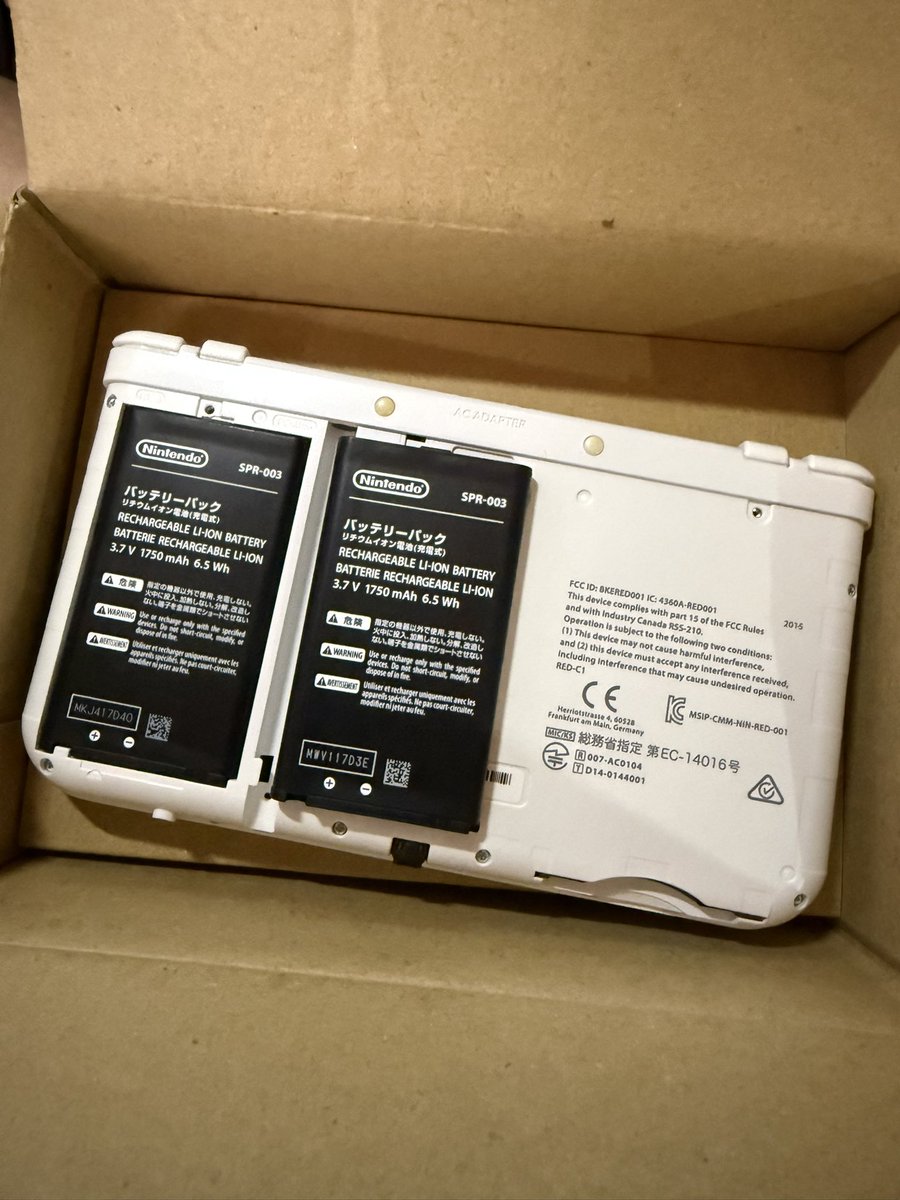 mobaio's tweet photo. new 3DS LL 用の純正バッテリーを任天堂パーツ販売より購入→交換
購入時(2015)以来初交換だけど、若干膨らみかけていたので危なかった
スリーブ解除後にフリーズしてたのも直ったかな？ https://t.co/S2FmFNe4ef