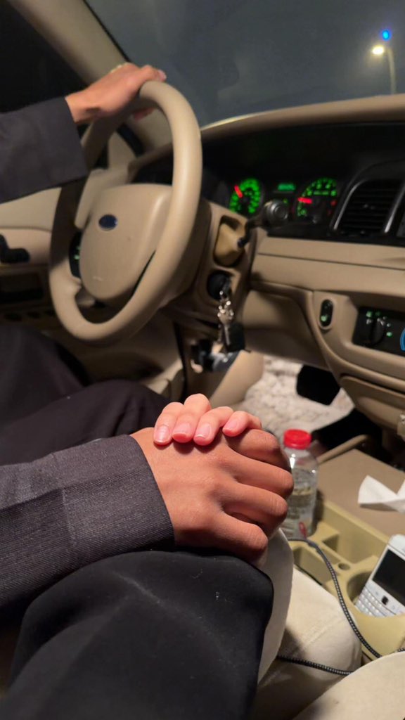 A18ex's tweet photo. والله لو حولي من الناس مليون 
محد يلد العين والقلب غيرك
يعني تطمن يابعد كل هالكون
بأمر الحب والغلا قلبي اسيرك ❤️ . https://t.co/6SPwupNTnU