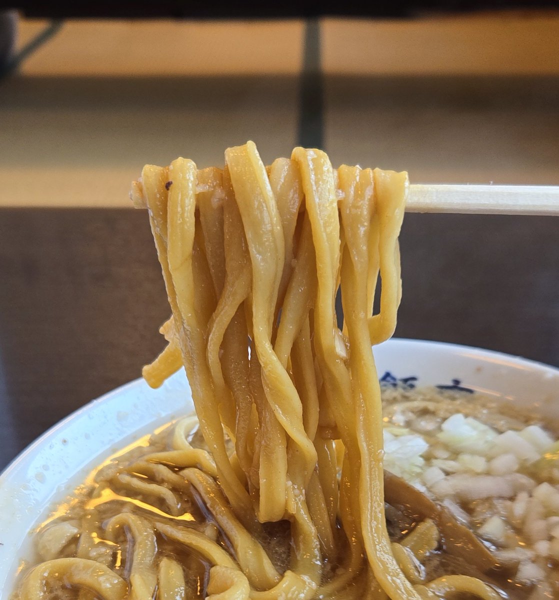 KaizokuoMa's tweet photo. 【杭州飯店】西燕
中華そば+玉ネギ増+餃子
訪麺🍜元祖燕の歴史が奏でる清湯soup！こっくり豊潤な豚出汁にそっと寄り添う煮干の芳香…背脂浮かぶ色濃ゆいコク深い味わいと滋味な余韻が老若男女に愛される珠玉の逸杯♪めッちゃウマ──ッ!
平打ちのもっちり太麺&amp;肉肉しい餃子🥟も絶品😍
超絶美味‼️🙏💥💯 https://t.co/f0xtMBKwNr