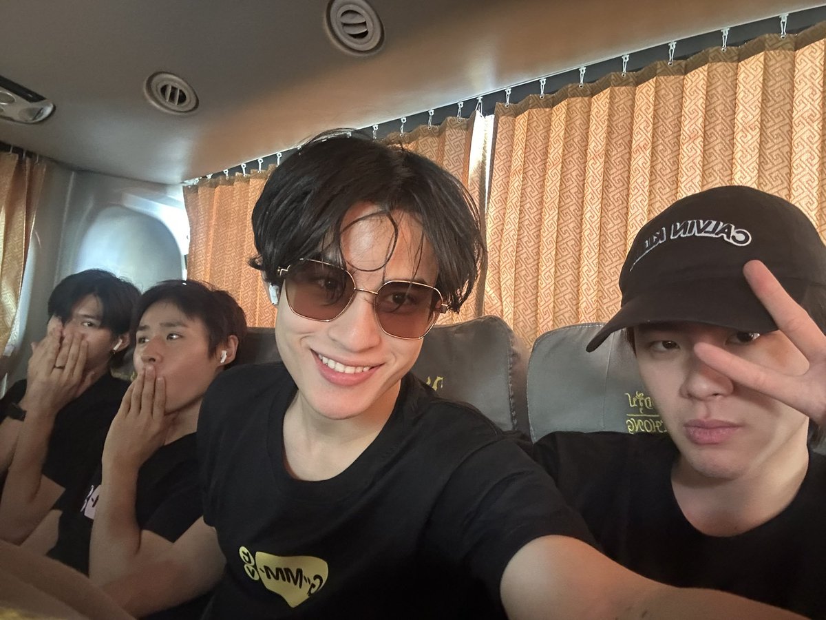 appch__'s tweet photo. ไอสองคนหลัง แอบฮ้อบไรวะ55555555555555555555555

LYKN HOWLIDAY 2026
#GMMTVOuting2026
#BarcodeKin #nnutdan #TuiChayatorn https://t.co/ieL7sI36ei