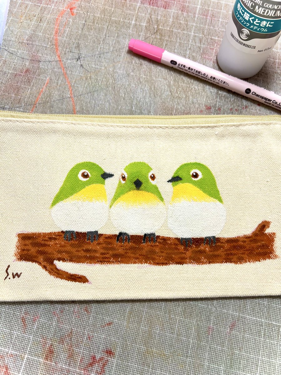 STUDIO_Wagtail's tweet photo. メジローズ。絵の具にメディウムを混ぜたら少し描きやすくなりましたがやっぱりまだ布に描くのが慣れないねε-(´∀｀; )
でも、絵を描くこと自体は楽しいんだよね👍 https://t.co/Q67Xy6V2ny