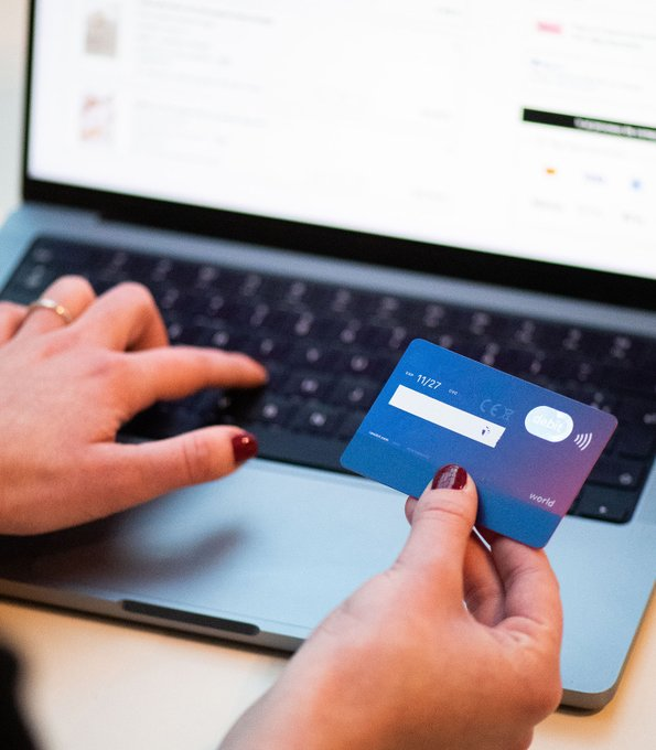 TTendenciaX's tweet photo. "Dopamina Virtual":
Porque crearon sitios web de "dopamina". Usuarios compran sin gastar dinero de verdad. Hay productos inexistentes, reseñas y promociones, y permiten a los usuarios finalizar la compra y rastrear su "mensajería" sin comprar nada en realidad. https://t.co/li718tJhab