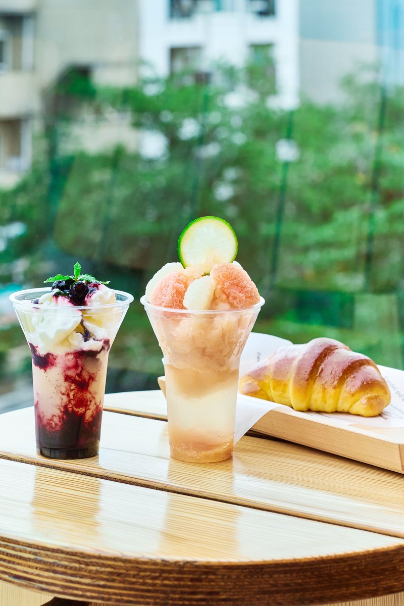 roasterytokyo's tweet photo. テラスで楽しむ、ひんやり甘いグラニータ。

暑い季節にぴったりのグラニータは、
そのまま味わうのはもちろん、
ブリオッシュと一緒に楽しむのもおすすめです。

ふんわりとしたブリオッシュに、
冷たいグラニータをすくって重ねると、
ひんやり、ふわっと、少し贅沢な味わいに。

緑を感じるテラス席で、
ゆっくり涼みながら楽しむカフェ時間。

ロースタリー 東京で、
季節を感じる一杯を楽しんでみませんか。

—

📍提供場所
スターバックス リザーブ® ロースタリー 東京 1F Princi®