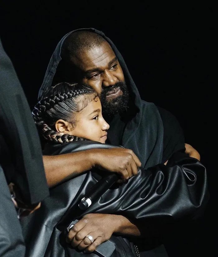 DailyRapFacts's tweet photo. Ye wishes his daughter, North West, a Happy Birthday 🎈🫂❤️

“Happy Bday Twin” https://t.co/ktcuKky4d5
