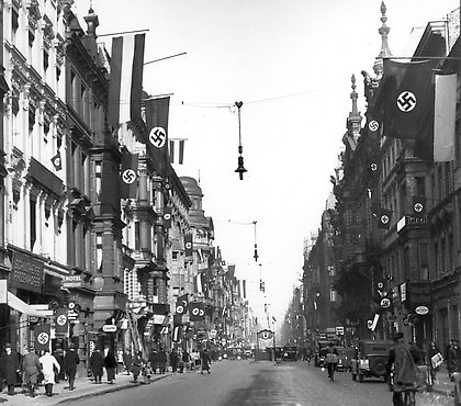 DrHauke93370's tweet photo. @queru_lant #Flagge #zeigen #zur #WM ist gut zum sportlichen Großereignis und etwas ganz anderes, als dies Tag ein, Tag aus an jeder Hauswand u. in jeder Straße zur Wiedergeburt des #Nationalismus in Deutschland zu zelebrieren.🇩🇪🇩🇪🇩🇪 Im Bild ein Abschnitt der Friedrichstraße (Berlin) 1935. https://t.co/gFS0IfVpLO