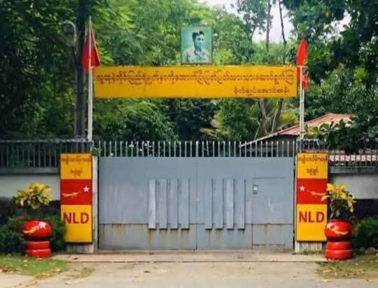 kyawthet_lwin's tweet photo. ရွှေဂုံတိုင် NLD ရုံးချုပ်ရှိ ပါတီတံဆိပ်နှင့် ဆိုင်းဘုတ် ဖြုတ်ချခံရပြီးနောက် ဒေါ်အောင်ဆန်းစုကြည်၏ ရန်ကုန်နေအိမ် ခြံအမှတ် ၅၄ ကို စစ်ကောင်စီက ဧည့်စာရင်းဝင်စစ်ပြီး ခြံထိပ်ရှိဗိုလ်ချုပ်အောင်ဆန်းဓာတ်ပုံကို ဖယ်ရှားသွား https://t.co/FZFlidkbSi