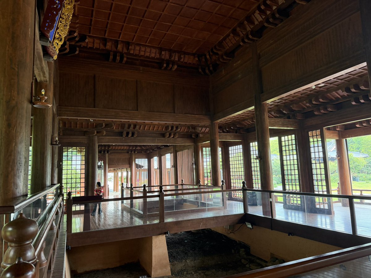 mdfujita's tweet photo. 浙江省紹興蘭亭にある天章寺の起源は北宋。その後元代に戦乱で破損し、明代に再建するも、日中戦争で再び焼失。

しばらく荒廃していたが、2011年から発掘調査が行われ、宋代、明代の遺構が見つかり、それを宋代様式で復元したという異色のお寺。

木造の建物の中から、当時の遺構を見ることができるが、お寺なのに仏様がいないし、お賽銭箱もない。これは間違いなく新しい試みだと思った。

ここにに来ると、不思議に心が落ち着く。旧来のお寺と違って、明らかに現代人の心に訴える何かがある。飾りを減らし、左右対称でシンプルな木造建築が、実は今の中国の若者に受けて、ちょっとした人気にもなっている。

宋代の建築様式は、日本も強い影響を受けている。日本的と感じるのも、そうした背景があるのかも知れない。
