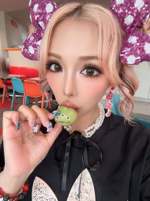 霜月るな💖しもるな - 2 pic. 昨日ミニーちゃんと写真撮れた🎀✨😍 ミニーちゃんのタトゥーとディズニーネイル💅も見せれたし、まさかのチュウしてもらえて嬉しすぎた〜😭💖 会えるまでドキドキワクワクしてたんやけど、待ってる間にふと思ったの🥹 https://t.co/4Q3Esax4e6