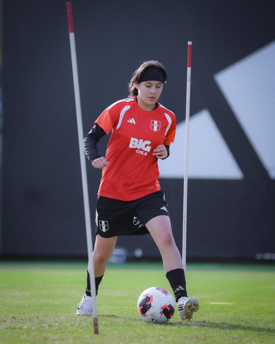 SeleccionPeru's tweet photo. ¡ððºðœð²ðð®ðºðŒð ð¹ðŒð ðð¿ð®ð¯ð®ð·ðŒð ð²ð» ð¹ð® ðŠðð¯ðð±! ðð»ââïž
#LaBicolor Femenina Sub15 ðµðª inició sus entrenamientos en La Videna de San Luis.
#UnSentimientoQueNosUne https://t.co/JpkcVvDNd4
