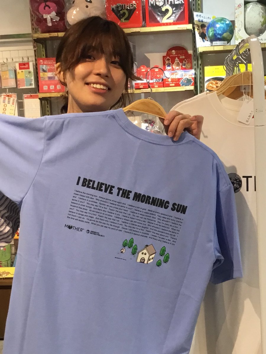 tobichi_1101's tweet photo. TOBICHIオープンです。
せなかの英語を読んで、メロディがながれたそこのあなた。いまこそ　ぼうけんのときだ。MOTHERのDRYTシャツは胸元にニンテンが、背面にはPollyannaの歌詞が書かれています。Pollyannaはニンテンひとりのときに流れるおんがくですね。ファンにはうれしい、デザインです。(はるの) https://t.co/IdrGC2Bz2P