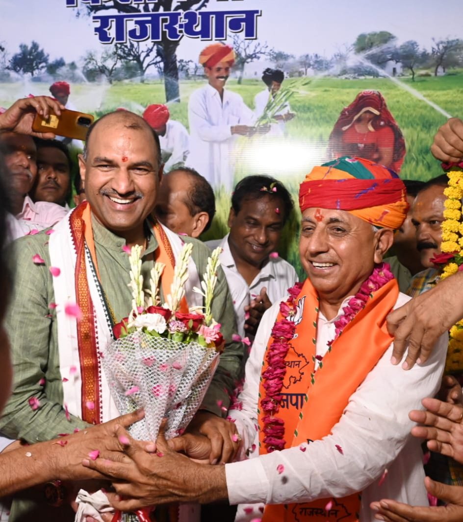 cpjoshiBJP's tweet photo. केंद्रीय राज्य मंत्री व अजमेर के लोकप्रिय सांसद श्री भागीरथ चौधरी जी को जन्म दिवस के मंगल अवसर पर अनंत शुभकामनाएं।

ईश्वर से आपके निरोग, सुखी एवं दीर्घायु जीवन की प्रार्थना करता हूं।

@mpbhagirathbjp https://t.co/jz49WOz0v6