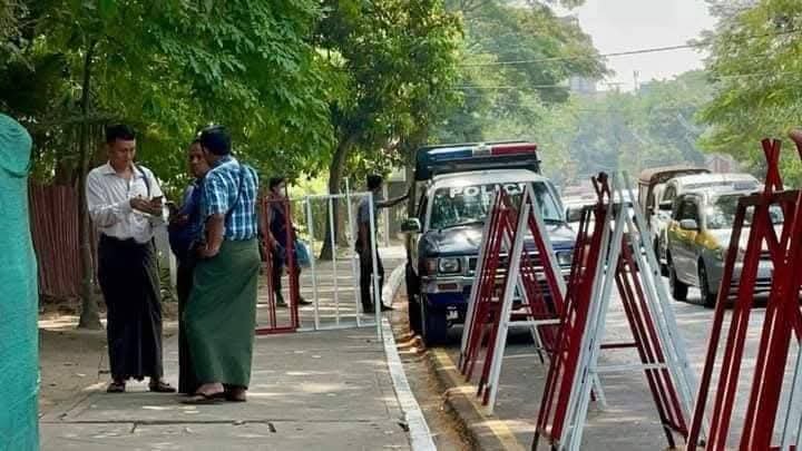 kyawthet_lwin's tweet photo. ရွှေဂုံတိုင် NLD ရုံးချုပ်ရှိ ပါတီတံဆိပ်နှင့် ဆိုင်းဘုတ် ဖြုတ်ချခံရပြီးနောက် ဒေါ်အောင်ဆန်းစုကြည်၏ ရန်ကုန်နေအိမ် ခြံအမှတ် ၅၄ ကို စစ်ကောင်စီက ဧည့်စာရင်းဝင်စစ်ပြီး ခြံထိပ်ရှိဗိုလ်ချုပ်အောင်ဆန်းဓာတ်ပုံကို ဖယ်ရှားသွား https://t.co/FZFlidkbSi