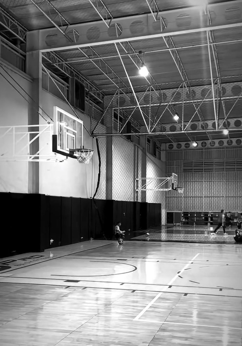 uunjao's tweet photo. cuma kisah klasik aa yang naksir anak basket, namanya peem https://t.co/pOpEI1WJfg