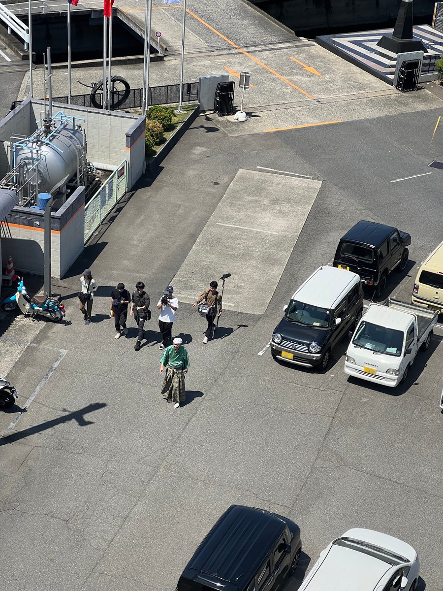 castem_info's tweet photo. ちょ、外見てたら誰かがうちの敷地内に入ってきた…！！！！！！

袴着てる…！？

広島県民のみなさん…

もしかしてあの番組ですかね…！？！？！？ https://t.co/wPP9aAm0k3