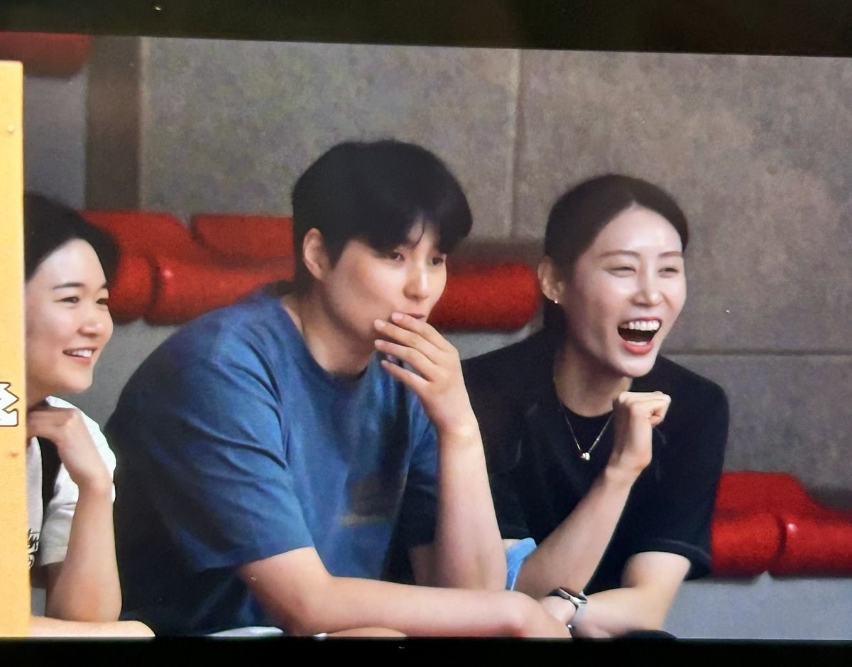 hi_yoona10's tweet photo. 언니들이 와써요 https://t.co/F2xUJAMfLd