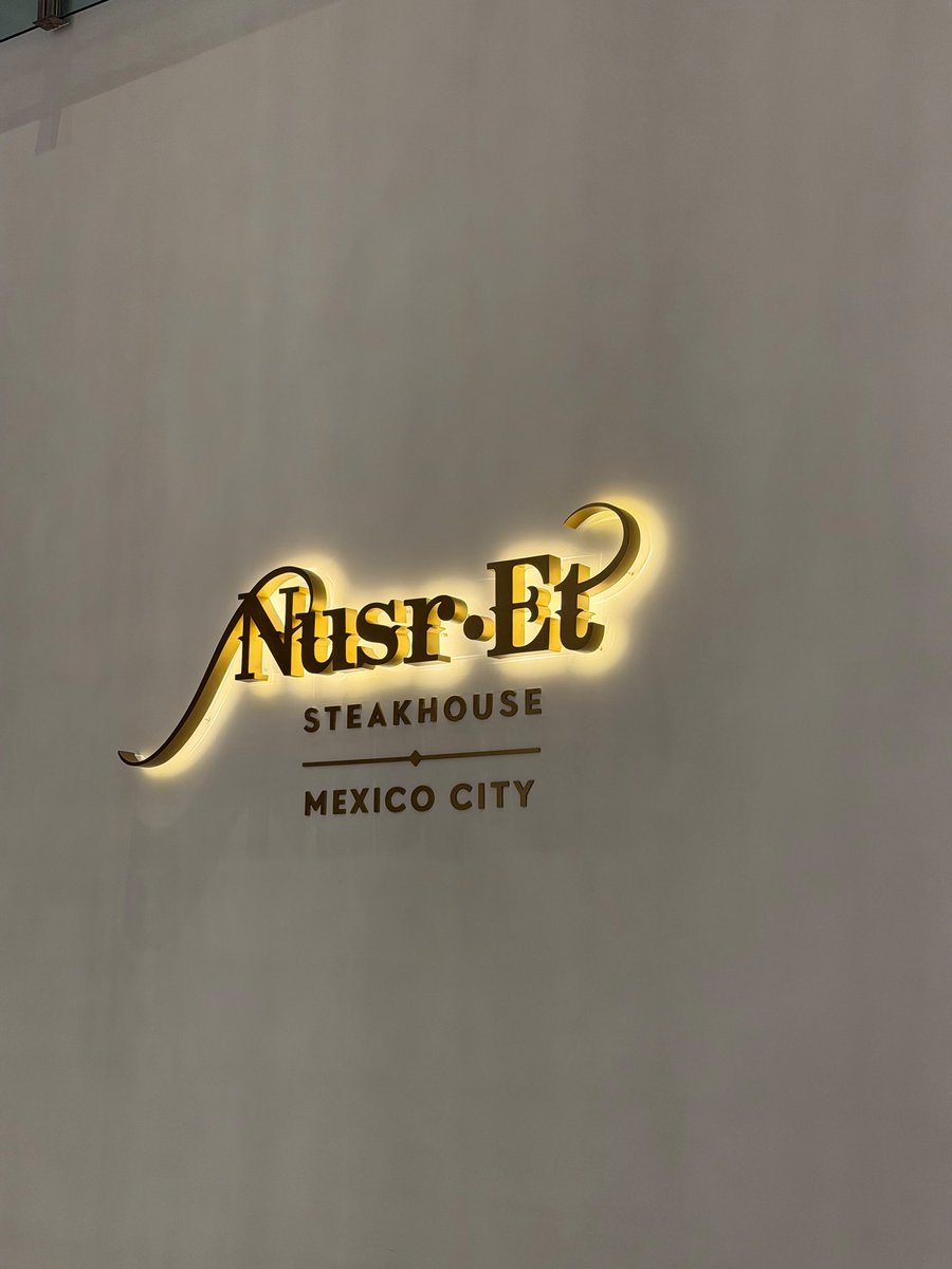 Sigridknopp's tweet photo. Este fin de semana visité Nusr-Et Steakhouse y tuve el privilegio de conocer a Nusret Gökçe, el famosísimo Salt Bae, una súper experiencia! La excelencia en los detalles gastronómicos. 👏🏻👏🏻👏🏻 https://t.co/3Ew9pWermg