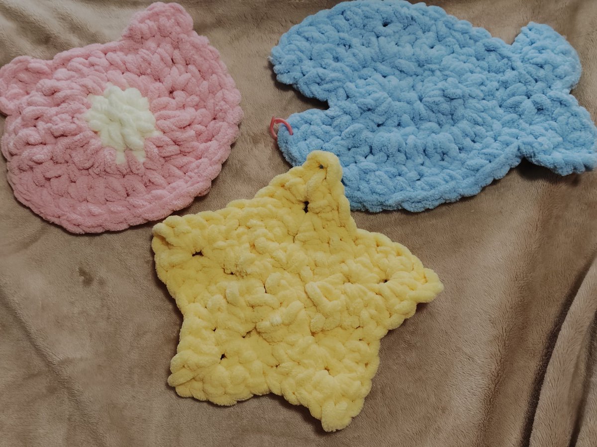 sameko0121's tweet photo. むふふ( *´艸`)
太い糸扱うのってムズいね。
ジャンボかぎ針初めてやったけど、1段が大きくて調整のためにかなりやり直した😂これ以上やると大きすぎるかといって今のままじゃ小さすぎる。結局見本にしてたのとほぼ違うものになった笑
でもめちゃいい感じ♪
こっからが本番…！ https://t.co/7VLwR7MK5H