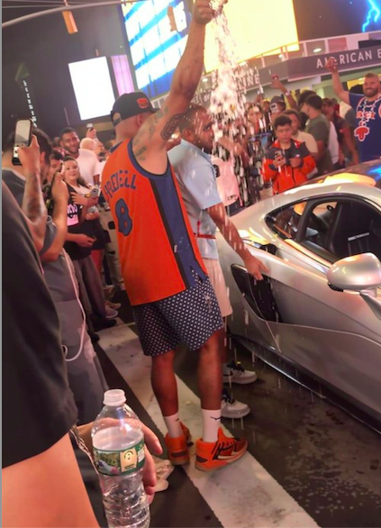 BunGy727's tweet photo. Knicks Fan Dumps Bottle on Spurs Fan With McLaren After Finals Win in TImes Square New York https://t.co/6BRE057mpS https://t.co/y5vMw1JPzG