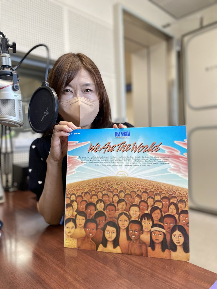 bnd_bsn's tweet photo. #ブラニュー 火曜スタッフです。

今日のお耳座では、 #石塚かおり も待ちに待った映画「マイケル」についてお送りしました！

そして今日は、アフリカのこどもの日。
マイケルをはじめとした名だたるアーティストが参加した、We Are the Worldを1曲目にお届けしました。

拡大して見てみてください⬇️ https://t.co/dxmUoDccBZ