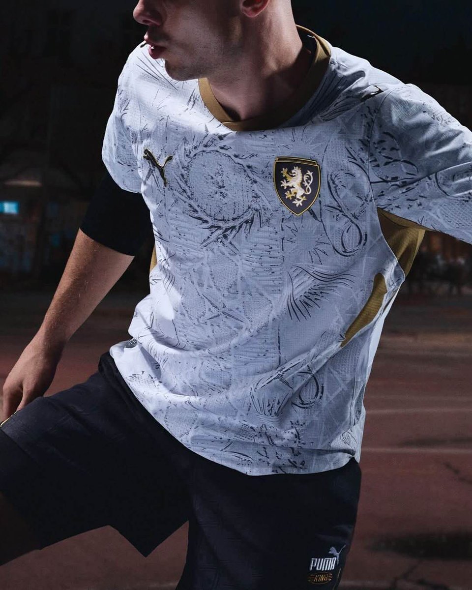 CrisesGays's tweet photo. Aquelas amigas feias que ninguém gosta mas sempre tá bem vestida.
Juro, os uniformes mais lindos da copa do mundo. https://t.co/vC09UxyWY9