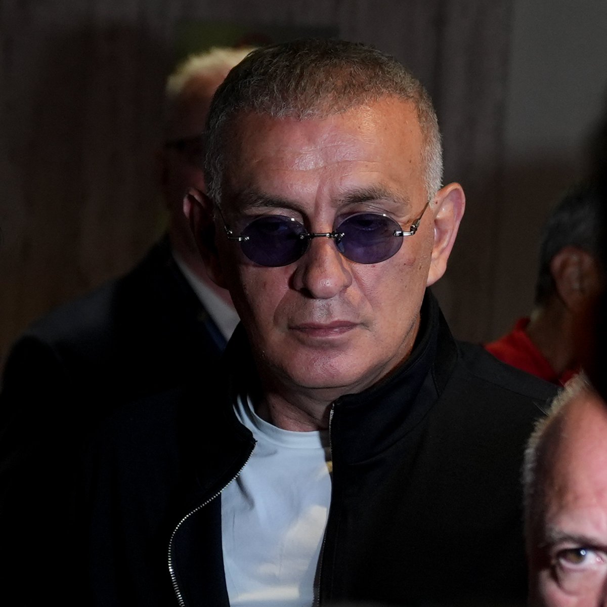 mackolik's tweet photo. 🔹 İbrahim Hacıosmanoğlu: Fatih Terim'i arama gereği hissetmedim. Teşekkür ediyorum konuşmasının son paragrafına gelene kadar yaptığı açıklamalardan dolayı. Ona "İmparator" lakabını bu halk verdi. İmparator'a yakışan şekilde de o konuşmayı bitirmesini beklerdim. Hiç yakıştıramadım, üzüldüm. Gizemli şeylerden bahsedip, "Bunları da konuşacağım zaman gelecek. İki maç daha bekleyelim. Hesap da sorarız..." dedi. Sen kimden hesap soracaksın? Fatih Terim duruşuna, bilgeliğine yakışmadı. Bu çocuklara katkısı yok. Çocuklardan mı, teknik kadrodan mı, yönetimden mi hesap soracaksın? Bunu da söyleyin. Hazırlık yapsın hesap verecek kişi. Burası hesap sorma, hesap verme yeri değil. Hiç yakıştıramadım kendisine.

📰 AA