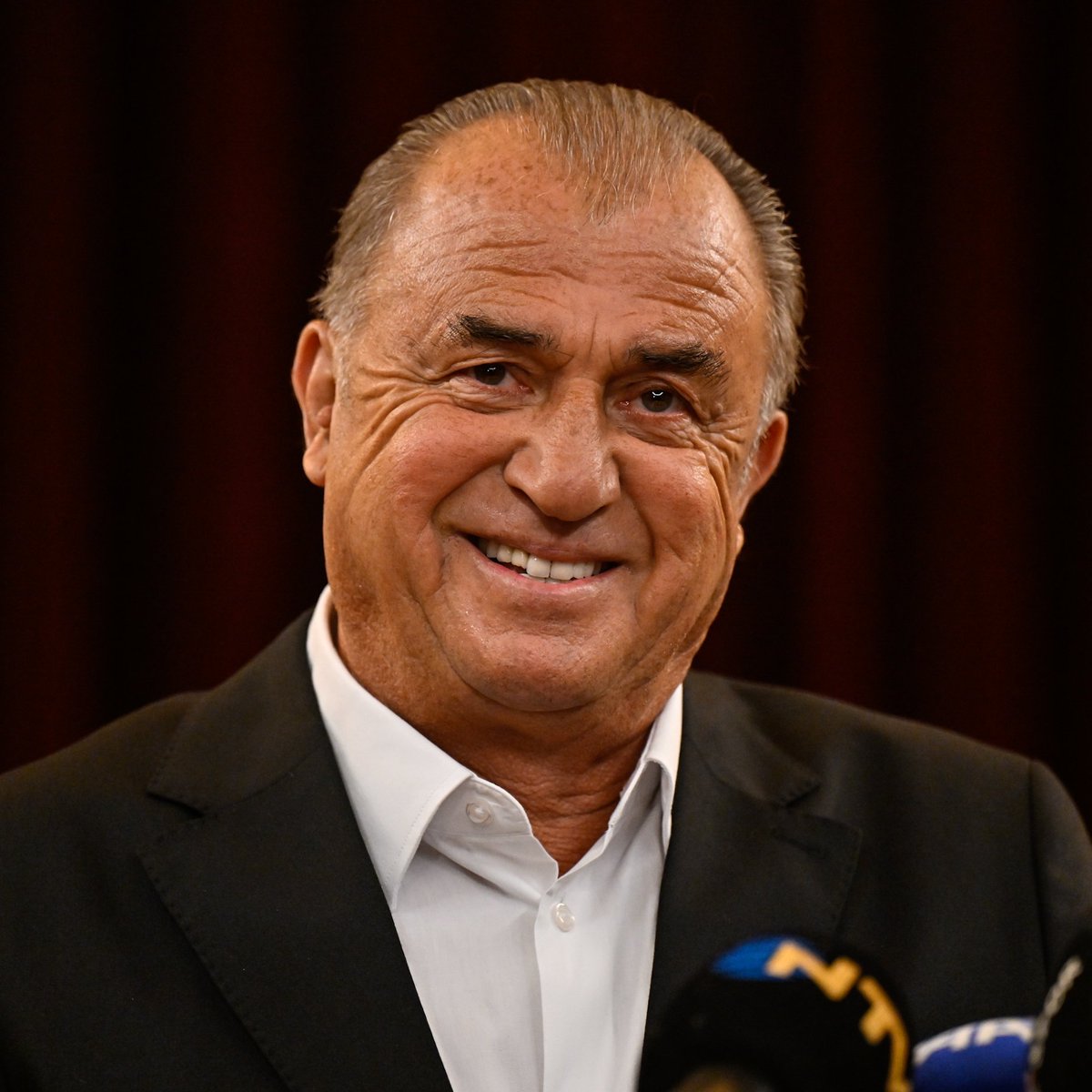mackolik's tweet photo. 🔹 İbrahim Hacıosmanoğlu: Fatih Terim'i arama gereği hissetmedim. Teşekkür ediyorum konuşmasının son paragrafına gelene kadar yaptığı açıklamalardan dolayı. Ona "İmparator" lakabını bu halk verdi. İmparator'a yakışan şekilde de o konuşmayı bitirmesini beklerdim. Hiç yakıştıramadım, üzüldüm. Gizemli şeylerden bahsedip, "Bunları da konuşacağım zaman gelecek. İki maç daha bekleyelim. Hesap da sorarız..." dedi. Sen kimden hesap soracaksın? Fatih Terim duruşuna, bilgeliğine yakışmadı. Bu çocuklara katkısı yok. Çocuklardan mı, teknik kadrodan mı, yönetimden mi hesap soracaksın? Bunu da söyleyin. Hazırlık yapsın hesap verecek kişi. Burası hesap sorma, hesap verme yeri değil. Hiç yakıştıramadım kendisine.

📰 AA