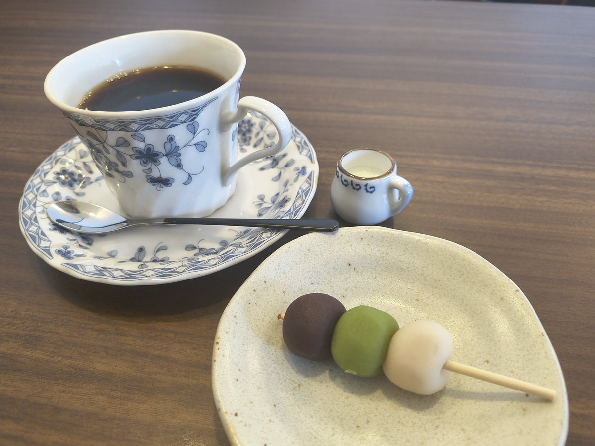 tottorijournal's tweet photo. きょうは「和菓子の日」。倉吉市の石谷精華堂本店の「茶房花」では、コーヒー☕️に倉吉名物の打吹公園だんご🍡が常に付いてくる。毎日が和菓子の日😁で、３色のだんごは美味しい。先代社長は佐渡ケ嶽部屋の後援者だった。スポーツ紙には大関琴桜のパリ公演総合優勝の記事。喜んでおられるだろう😌。 https://t.co/DiufMW1dtZ