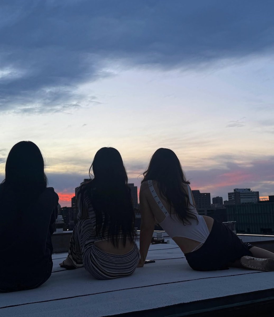 NEWSJENNlE tweet picture