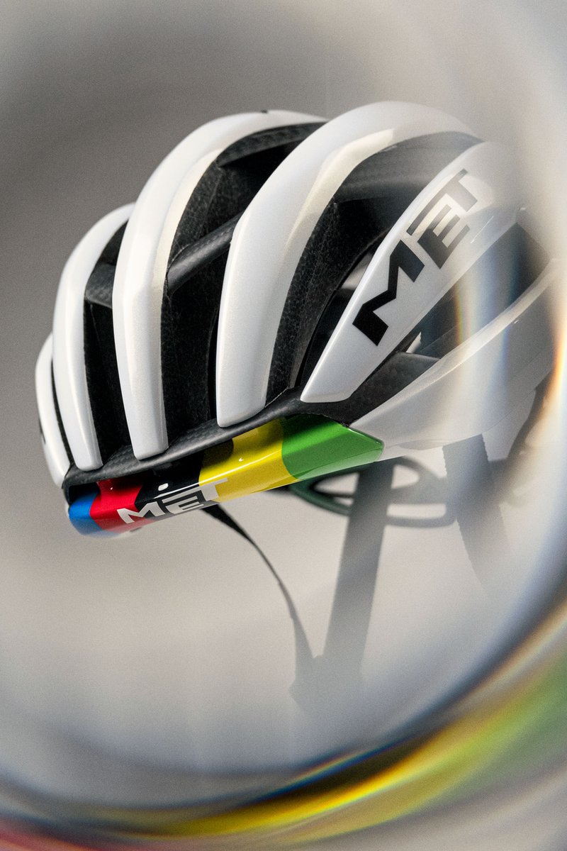 MizutaniBicycle's tweet photo. TRENTA 3K CARBON Rainbow Edition
TRENTA 3K CARBON 26 RAINBOW EDITION
価格:59,800円（税込）
サイズ：M(56-58CM)、L(58-61CM)
重量:260グラム（Mサイズ）、JCF公認
６月下旬発売予定

タデイ・ポガチャルが世界王者の座を掴んだ偉業を称え、誕生した特別仕様の数量限定なリミテッドモデルです。
多くのカラーリングはデザインコンセプトから生まれます。しかし、レインボーストライプはそのどれとも異なります。それは、UCIロード世界選手権を制した者だけに与えられる、自転車競技界最高の栄誉を象徴する特別な証だからです。
TRENTA 3K CARBON Rainbow Editionは、その輝かしい称号と歴史的な勝利への敬意を込めて生まれました。
世界中のサイクリストがその意味を理解し、誰もが憧れるレインボーストライプ。その鮮やかなラインは単なるカラーリングではなく、挑戦、努力、そして頂点へ到達した者だけが纏うことのできる証です。
卓越したエアロダイナミクスと快適性を備えたTRENTA 3K CARBONに、世界王者の誇りを宿した特別なデザインを施しました。