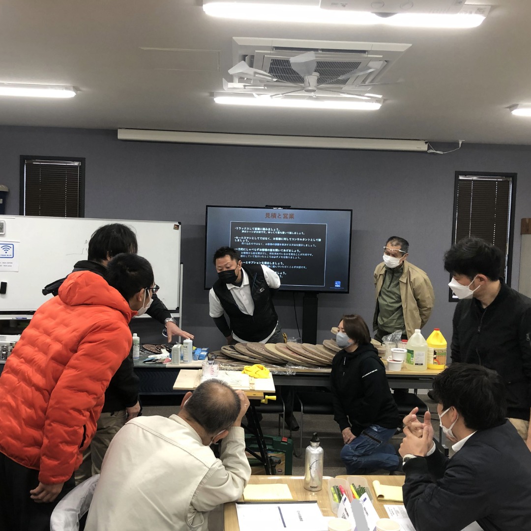 RSA_Japan's tweet photo. 先日、石材研磨について質問を受けました。

「ライムストーンやコンクリートなどはそもそも研磨ができないくらい柔らかい石材。そんな石材、しかもとても荒れてしまっている状態のものをピカピカにしたい！さて、どうしよう…」
「大丈夫。方法はあります。磨けます。素材も痛めません…そしてピカピカになります！鏡面磨きまで！」

石（素材）のことを知り、道具を知ると、理屈が分かり、おのずと方法が見えるんです。あとは練習のみ。怖くないですよ。
学ぶって…楽しい！

RSAJapanの石材研磨コースは基礎からしっかり。もちろん練習もたっぷり。
石材研磨コース　９月25‐26日　申し込みはこちら↓↓ https://t.co/cLCiyf3t2m