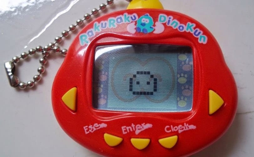 AtualizadoSaber's tweet photo. 🔎 Curiosidade: Em 1997, os criadores do Tamagotchi ganharam o IgNobel de Economia. A citação justificando o prêmio para Akihiro Yokoi, da empresa Wiz, de Chiba, Japão, e Aki Maita, da empresa Bandai, de Tóquio, fala que eles mereceram o prêmio por terem "desviado milhões de horas de trabalho para o cuidado de bichinhos virtuais". 😁