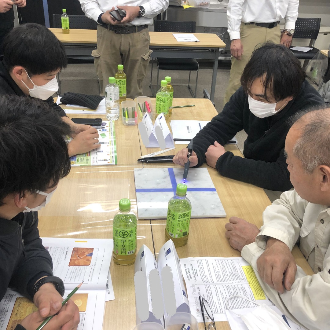 RSA_Japan's tweet photo. 先日、石材研磨について質問を受けました。

「ライムストーンやコンクリートなどはそもそも研磨ができないくらい柔らかい石材。そんな石材、しかもとても荒れてしまっている状態のものをピカピカにしたい！さて、どうしよう…」
「大丈夫。方法はあります。磨けます。素材も痛めません…そしてピカピカになります！鏡面磨きまで！」

石（素材）のことを知り、道具を知ると、理屈が分かり、おのずと方法が見えるんです。あとは練習のみ。怖くないですよ。
学ぶって…楽しい！

RSAJapanの石材研磨コースは基礎からしっかり。もちろん練習もたっぷり。
石材研磨コース　９月25‐26日　申し込みはこちら↓↓ https://t.co/cLCiyf3t2m