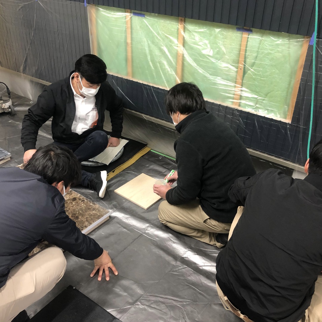 RSA_Japan's tweet photo. 先日、石材研磨について質問を受けました。

「ライムストーンやコンクリートなどはそもそも研磨ができないくらい柔らかい石材。そんな石材、しかもとても荒れてしまっている状態のものをピカピカにしたい！さて、どうしよう…」
「大丈夫。方法はあります。磨けます。素材も痛めません…そしてピカピカになります！鏡面磨きまで！」

石（素材）のことを知り、道具を知ると、理屈が分かり、おのずと方法が見えるんです。あとは練習のみ。怖くないですよ。
学ぶって…楽しい！

RSAJapanの石材研磨コースは基礎からしっかり。もちろん練習もたっぷり。
石材研磨コース　９月25‐26日　申し込みはこちら↓↓ https://t.co/cLCiyf3t2m