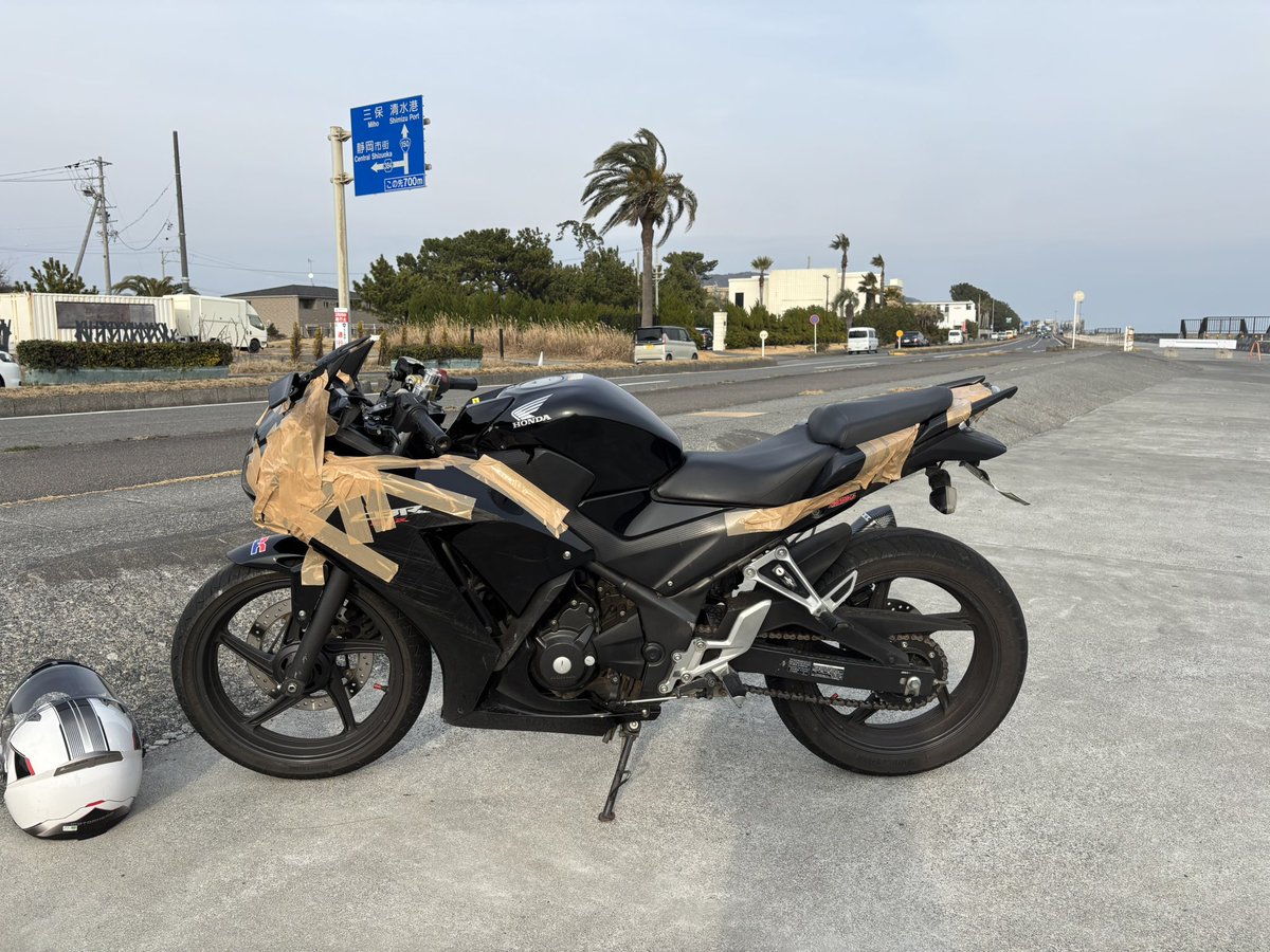 Syu_4M's tweet photo. @OKITA_ROTARY 納車して22時間後、峠で散りました、笑
バイクはガードレールを抜けて崖下を落下。
フレームは奇跡的に逝かなかったもののカウル、ペダル類損壊。
このバイクは前のオーナーも前々のオーナーもみんな事故ってきたいわくつきバイクらしいです！笑 https://t.co/kvZfZOQOQt