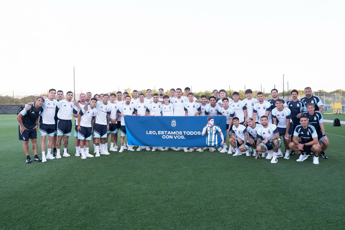 lnstantFoot's tweet photo. "𝗟𝗘𝗢, 𝗢𝗡 𝗘𝗦𝗧 𝗧𝗢𝗨𝗦 𝗔𝗩𝗘𝗖 𝗧𝗢𝗜 !"

Les Argentins apportent de la force à Leonardo Balerdi qui manque la Coupe du Monde en raison d'une blessure au mollet. 🇦🇷✊ https://t.co/40uGxUsFOk