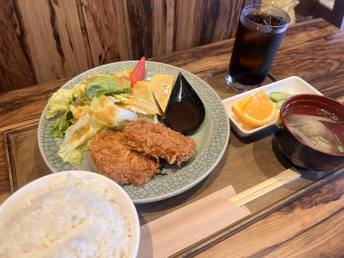 obanzai_ichirin's tweet photo. ☀️本日のランチ☀️

野菜たっぷりメンチカツプレート🍴

・野菜たっぷりメンチカツ
・特製にんじんド���ッシングのサラダ
・だし巻き玉子
・いわしつみれ汁

本日も皆さまのご来店をお待ちしております🌿

#福島市ランチ #福島グルメ #ランチプレート #メンチカツ #だし巻き玉子 #いわしつみれ汁 https://t.co/EBJby8w7VL