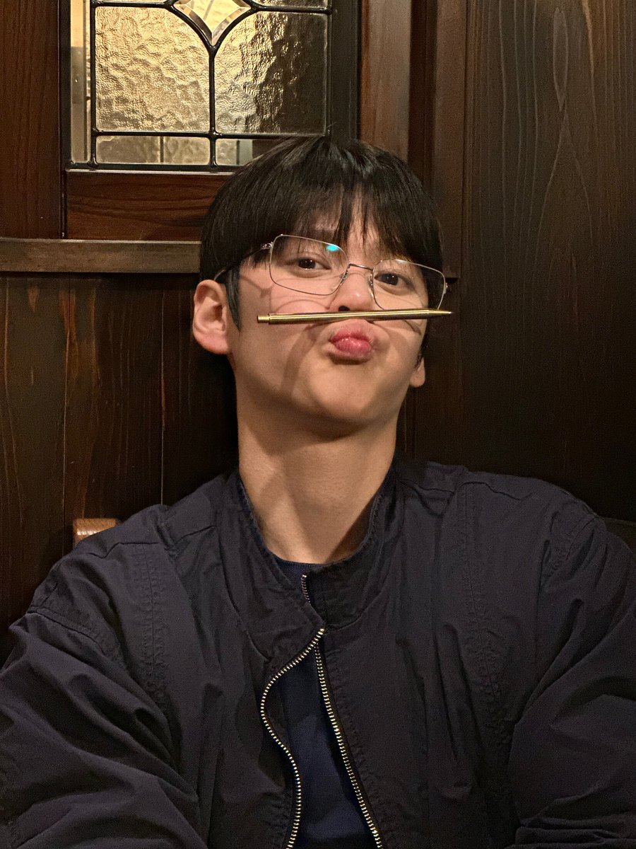 snow6riize's tweet photo. 最近こんな感じの細いフチのメガネかけてる率高いね👓️
似合わないのに欲しくなっちゃうじゃん〜〜 https://t.co/phMhkFQY3h