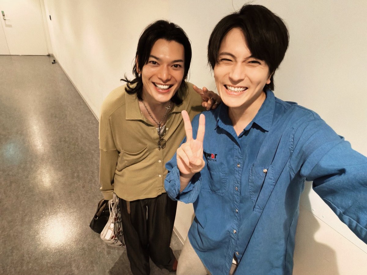 tsubasa_skym's tweet photo. 舞台「罠」観劇させていただきました。

何かを語るのは憚られ
面白いという言葉では言い表せないほど
世界に没入し吸い込まれてました。

内側にある「何か」は個人の想像の範疇ですが、そこに触れたいと思う啓発的な時間でした。
舞台セットにも心奪われたなあ。叙情。 https://t.co/TdCs9BX87e