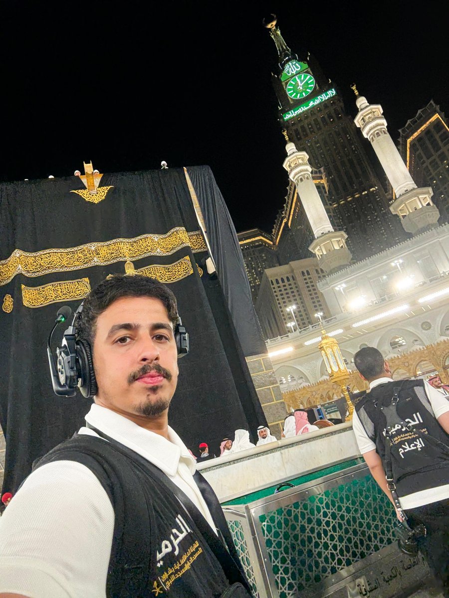 heartmecca's tweet photo. رغم أنني تشرفت بالمشاركة في تصوير مراسم تغيير #كسوة_الكعبة_المشرفة في أعوام سابقة، إلا أن هذه المناسبة تحتفظ برهبتها وقيمتها الخاصة في كل مرة.

سعيد بتجدد هذه الفرصة، وممتن لكوني جزءًا من توثيق حدث يحمل مكانة عظيمة في قلوب المسلمين حول العالم.

كما نفخر بما توليه قيادتنا الرشيدة من عناية واهتمام بالحرمين الشريفين، وبالجهود الكبيرة المبذولة لخدمتهما ورعاية قاصديهما.

الحمد لله على هذا الشرف🤍🕋