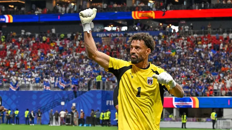 sobreprimo's tweet photo. Un abuelo se vistió de superhéroe
Nació como Josimar en Mindelo . Criado por sus abuelos, cuando se enojaba en la cancha corría a refugiarse con su abuela, por eso sus amigos lo apodaron "Vozinha", que en portugués significa "abuelita" https://t.co/dHRgAIhRtO
