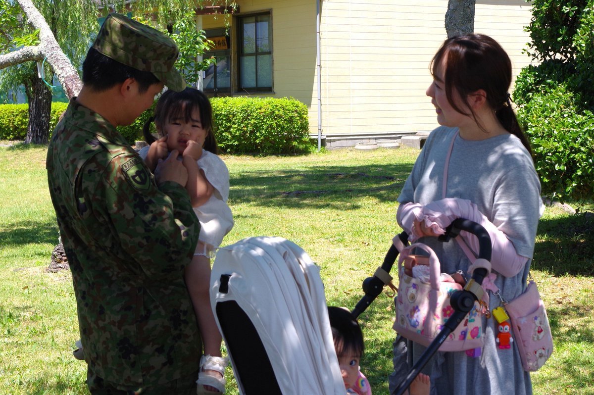 AONOGAHARA_PR's tweet photo. 【とある駐屯地イベントにて】
家族とのひととき。
隊員にとって、家族の笑顔は何よりの力になります。 https://t.co/5QLpojFRfC
