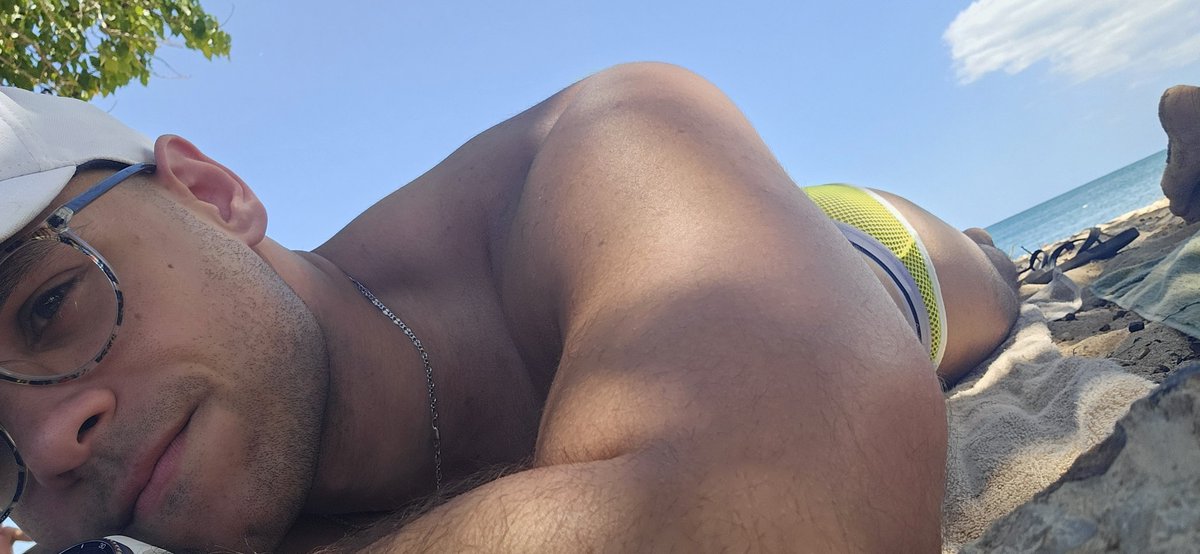 JanSpaceCarlos's tweet photo. Beach, please 🏖🔥 #pride https://t.co/NRsfyqJHM4