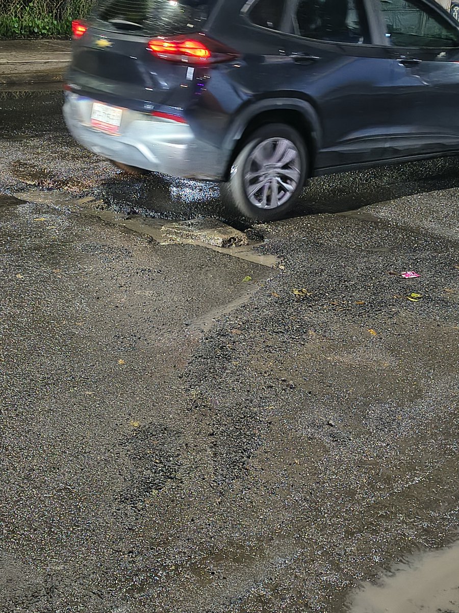 Hatit55's tweet photo. @pcacuauhtemoc La calle de Huatabampo (entre Toluca y Tonalá) quedó muy iluminada pero al meter los cables dejaron una zanja enorme en el arroyo vehicular que con las lluvias se está haciendo más grande, ahí las llantas se ponchan! @AlessandraRdlv @VecinosSurRoma https://t.co/pcgKA4mVdZ