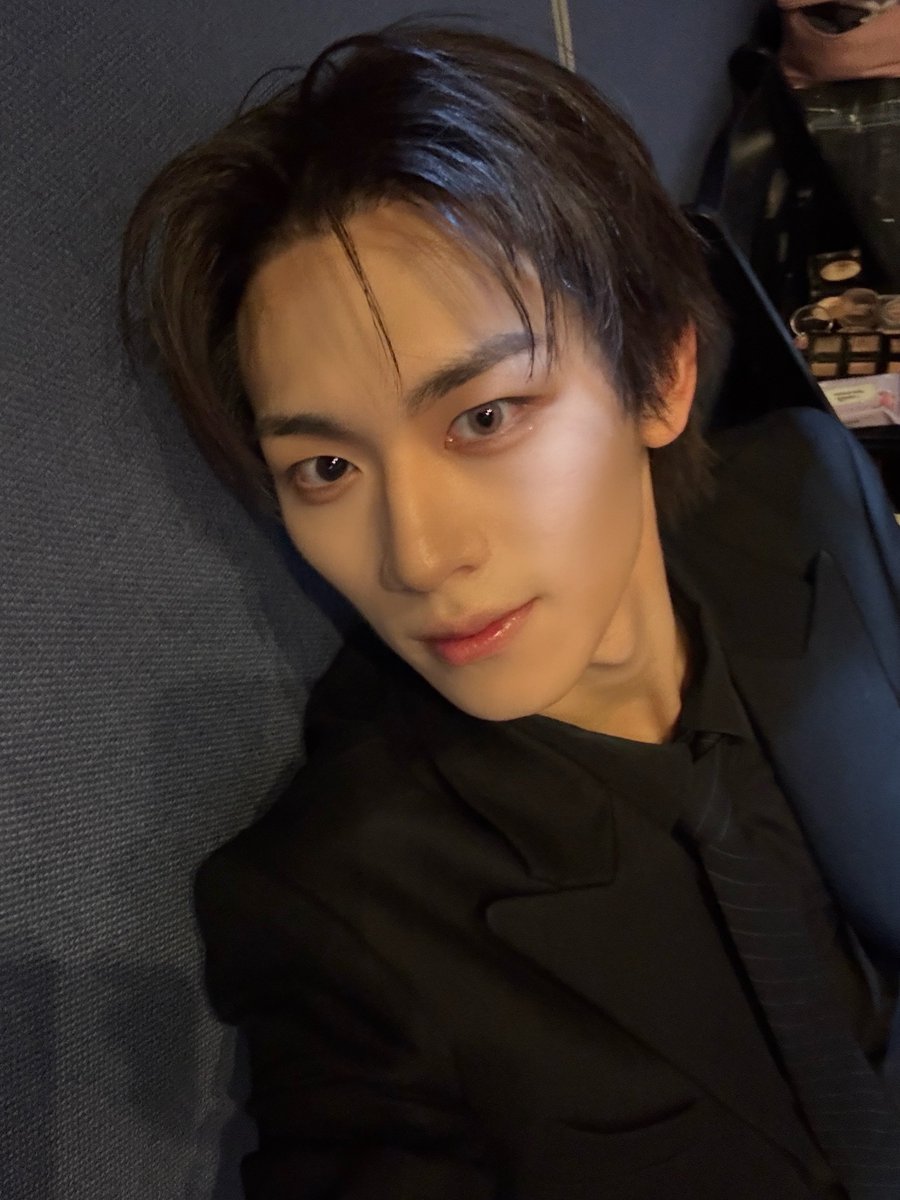 cinnamon__82's tweet photo. 수트셀카🖤🤍 https://t.co/jmySrMmwz3